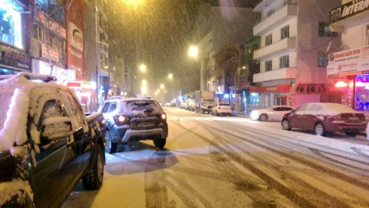 Ardahan’da Kar Yağışı Kenti Beyaza Bürüdü