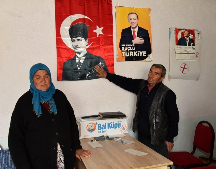 Erdoğan’ın Afişini Söktürmeyen Kadın Hem Tehdit Edildi Hem İş Yeri İşaretlendi