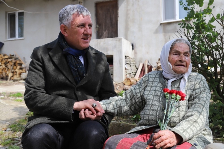 Oflu 105 Yaşındaki Ayşe Nine’nin Erdoğan Sevgisi