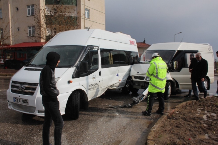 Elazığ’da Öğrenci Servisi İle Minibüs Çarpıştı: 4 Yaralı
