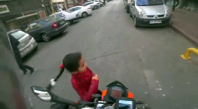 İstanbul’da Küçük Kız Motosikletin Altında Kalmaktan Kıl Payı Kurtuldu
