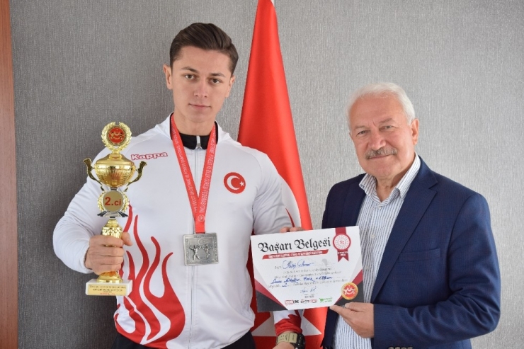 Lapsekili Vücut Geliştirme Şampiyonu Şener’e Belediye Başkanı Yılmaz’dan Destek