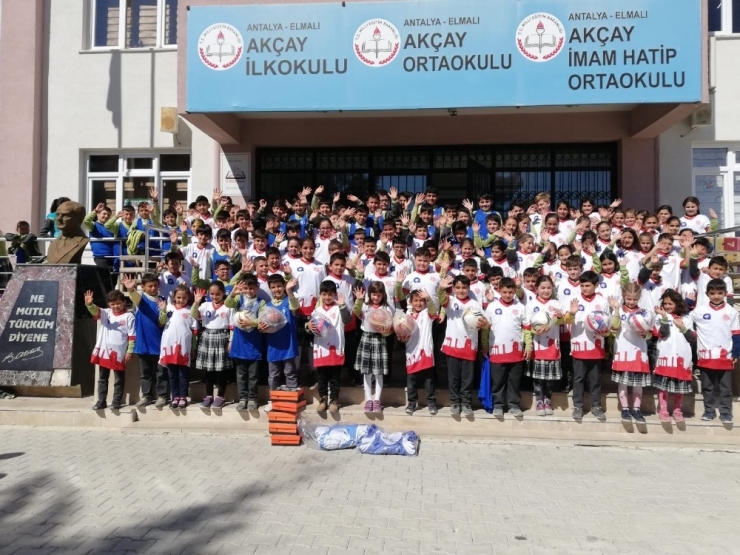 Büyükşehir’den Öğrencilere 6 Bin Spor Malzemesi Yardımı