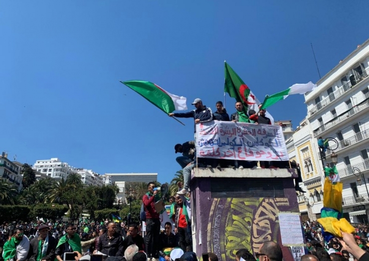 Cezayir’de Halk Sokaklarda