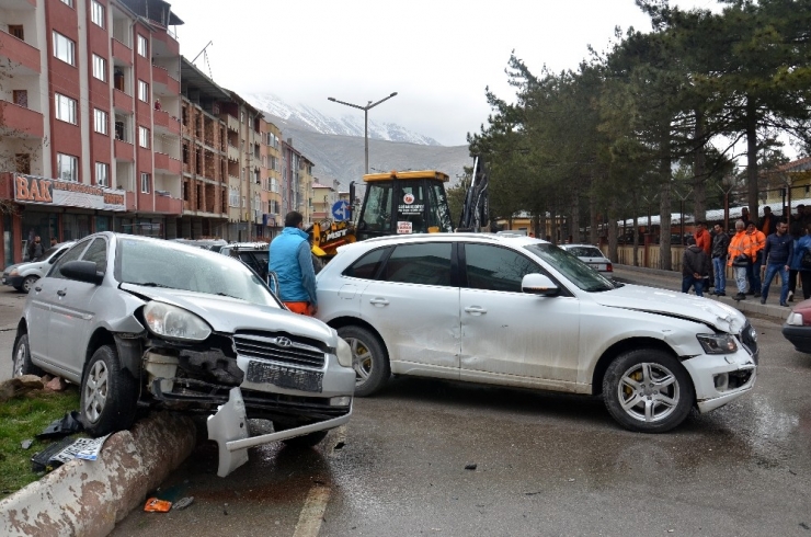 Elbistan’daki Kazada Araçta Sıkışan Sürücü Yaralandı