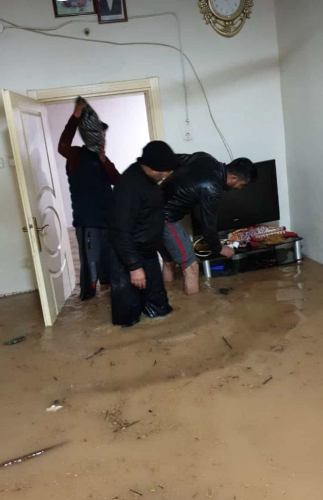 Kızıltepe’de Ev İş Yerlerini Su Bastı
