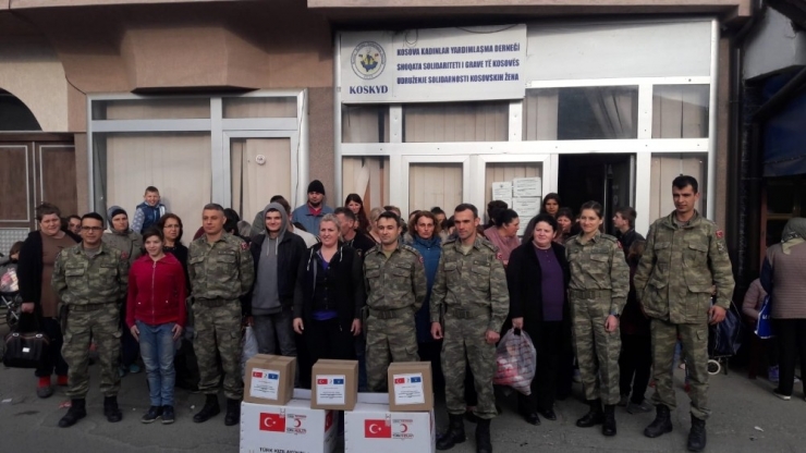 Mehmetçik Kosova’da Yardıma Muhtaç Ailelere Kucak Açtı