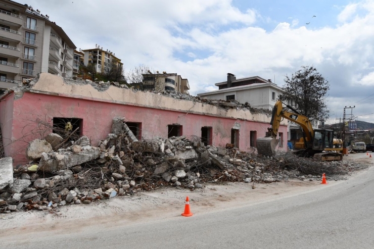 Tunceli’de 80 Yıllık Riskli Binanın Yıkımına Başlandı