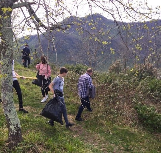 Lise Öğrencileri Tarihi Andoz Kalesinde Çevre Temizliği Yaptı