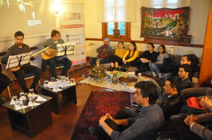 Uluslararası Öğrencilere Yöresel Tatlar Eşliğinde Türk Müziği Dinletisi