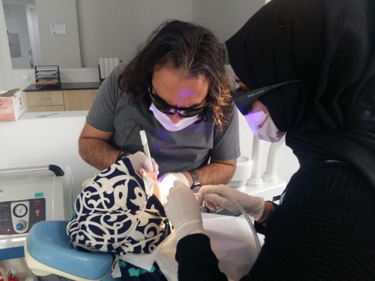 Erzincan’da Sağlıklı Diş Etleri İçin Lazer Teknolojisi Kullanılıyor