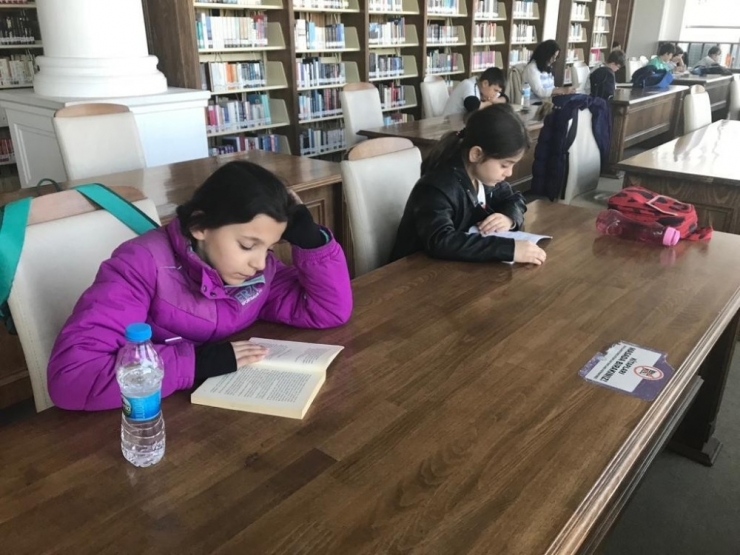 Çomü Kütüphanesi Öğrencilerin İlgi Odağı