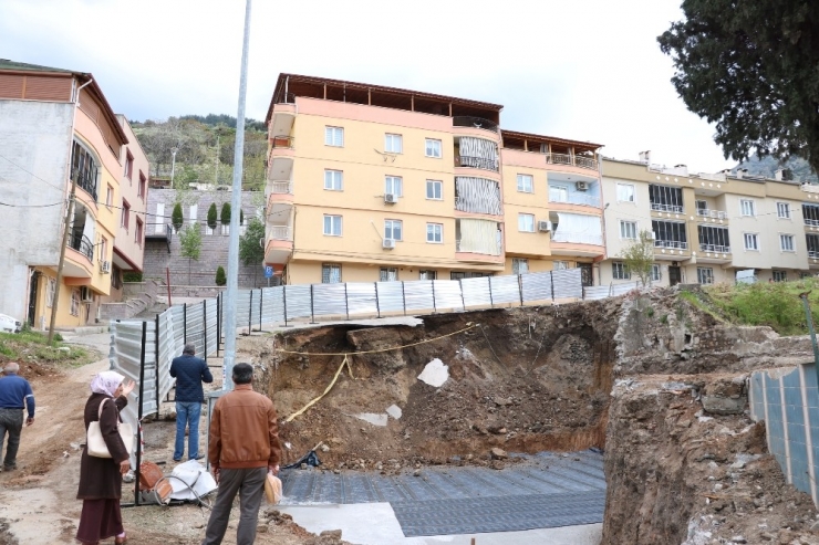 Cami İnşaatındaki Toprak Kayması Apartman Sakinlerini Tedirgin Etti