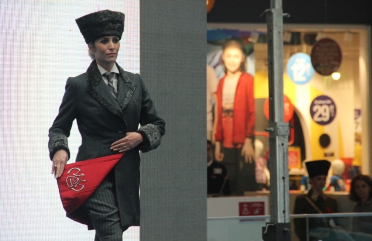 Mankenler Atatürk’ün Giysilerini Sergiledi