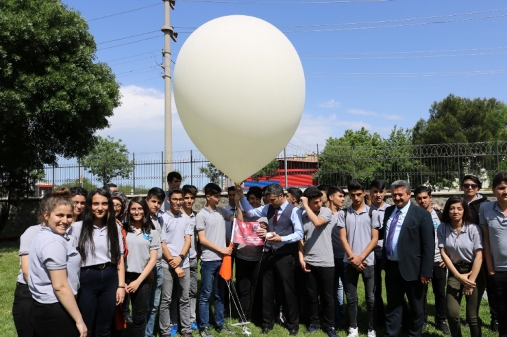 Diyarbakır’da Meteoroloji Balonu Liseli Öğrenciler Tarafından Uçuruldu
