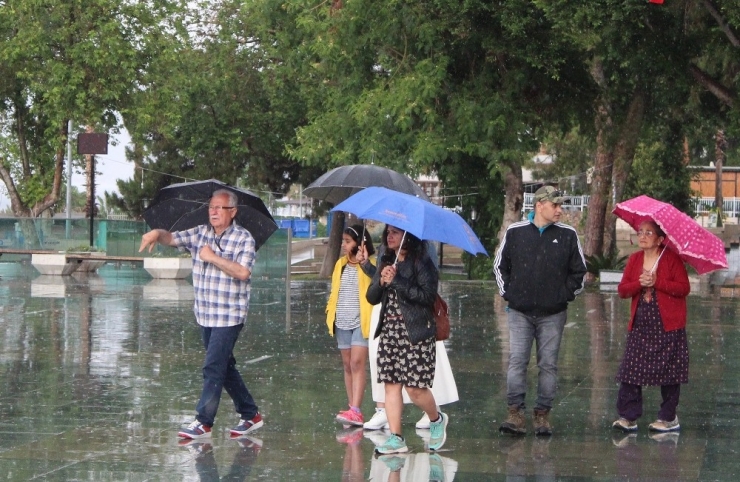 Antalya’da Yaz Yağmuru Islattı