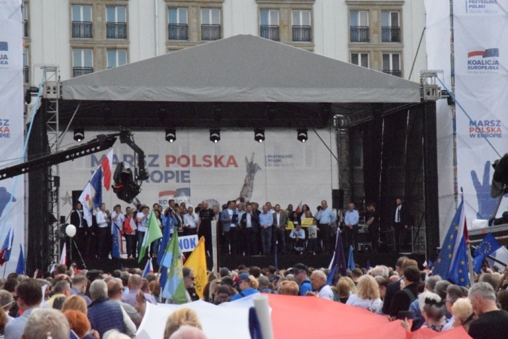 Polonya’da Muhalefet Partilerinden “Polonya’nın Yeri Avrupa” Yürüyüşü