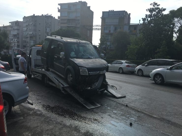 Sürücü Direksiyon Hakimiyetini Kaybetti, Karşı Şeritteki Araçla Çarpıştı: 4 Yaralı