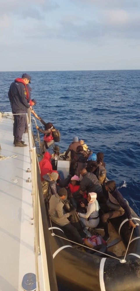 Kuşadası Körfezi’nde 10’u Çocuk 24 Kaçak Göçmen Yakalandı