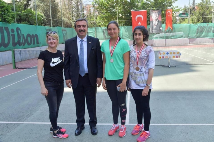 Şampiyonlar Madalyalarını Başkan Çetin’den Aldı