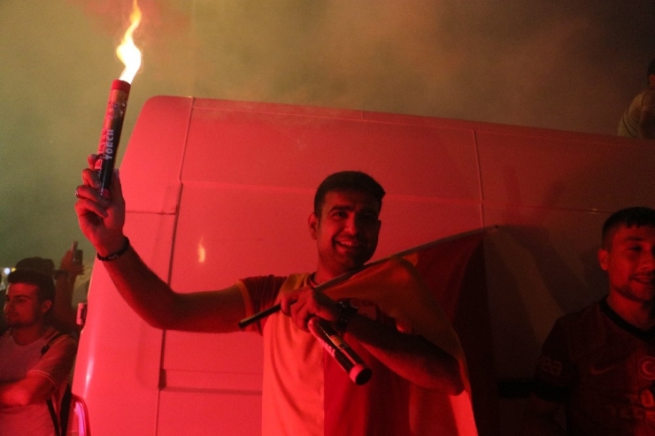 Adana’da Galatasaray’ın Şampiyonluğu Coşkuyla Kutlandı