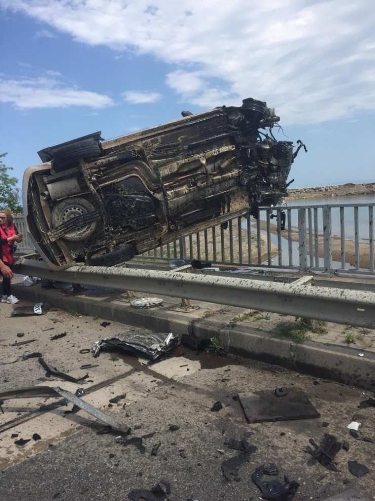 Kaza Yapan Otomobil Bariyer Ve Korumalık Arasında Asılı Kaldı