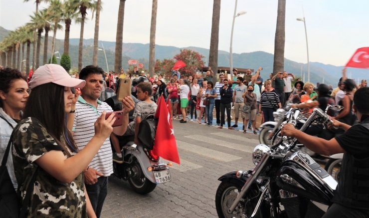 Marmaris’te Yabancı Turistler “Fener Alayı’nı” Fotoğraflamak İçin Yarıştılar
