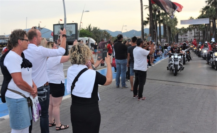 Marmaris’te Yabancı Turistler “Fener Alayı’nı” Fotoğraflamak İçin Yarıştılar