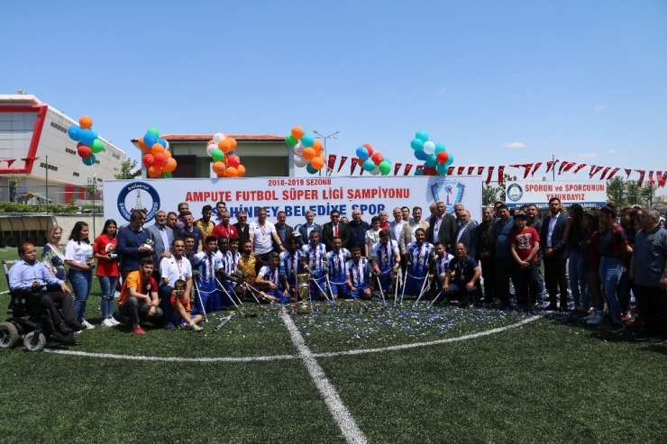Şahinbey Ampute Futbol Takımı Şampiyonluk Kupasını Kaldırdı