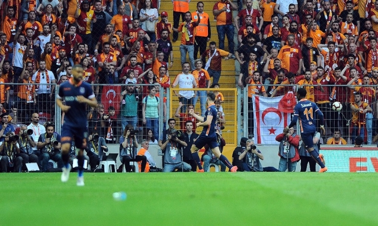 Spor Toto Süper Lig: Galatasaray: 0 - M.başakşehir: 1 (İlk Yarı)