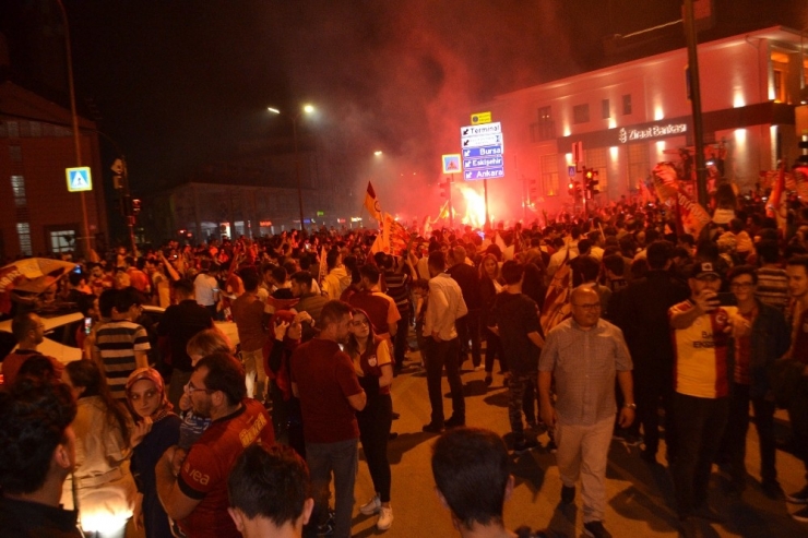 Galatasaray Şampiyon Oldu, İnegöllüler Sokağa Döküldü
