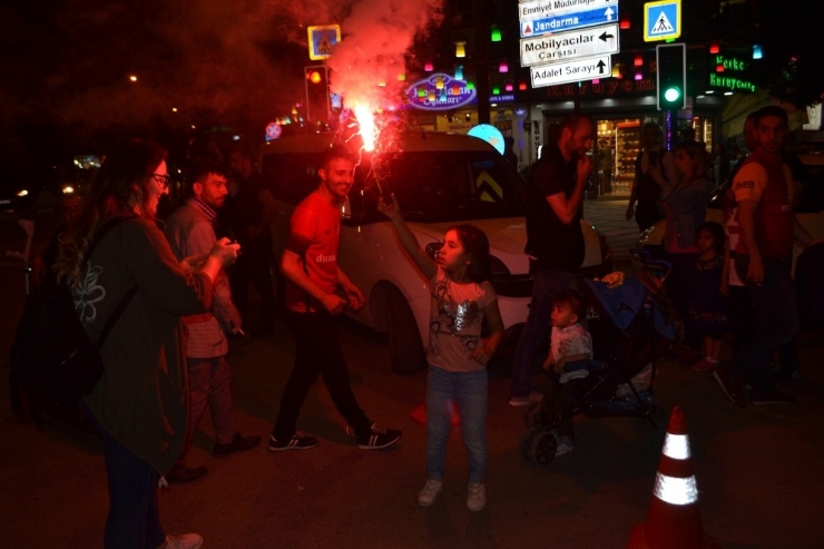 Galatasaray Şampiyon Oldu, İnegöllüler Sokağa Döküldü