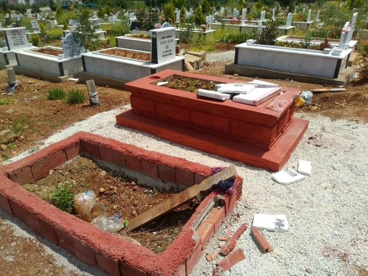 Böyle Vicdansızlık Görülmedi: Mezarı Balyozla Yıktılar