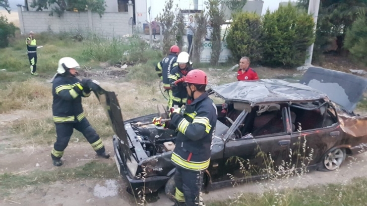 Otomobilin Tavanını Kesen İtfaiye 6 Kişiyi Kurtardı