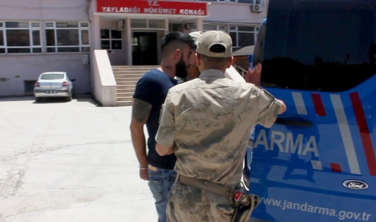 ’Dur’ İhtarına Uymayan Mülteci Askeri Personele Çarptı