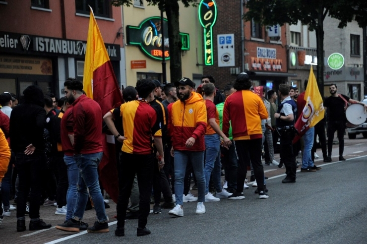 Belçika’da Galatasaray Taraftarları Sokağa Döküldü