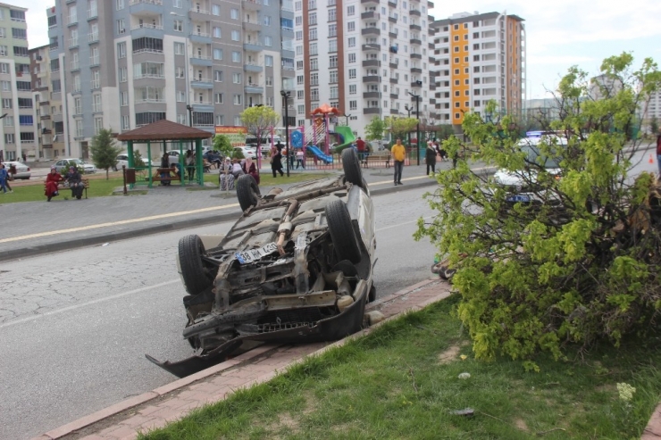 Takla Atan Otomobildeki 5 Kişi Yaralandı