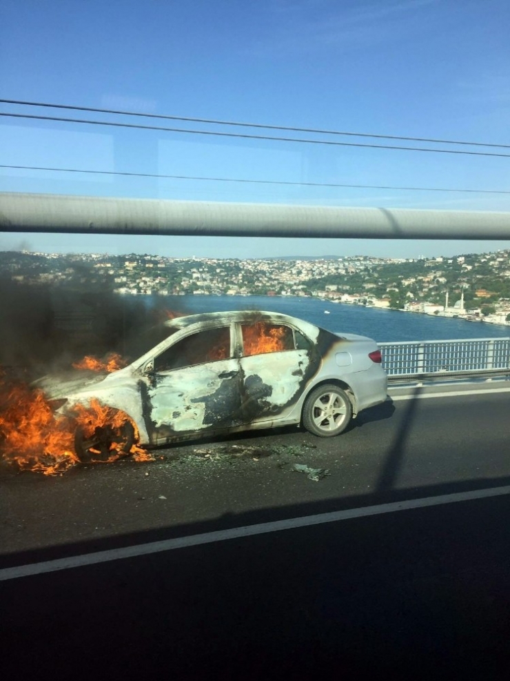 15 Temmuz Şehitler Köprüsü’nde Otomobilde Yangın Çıktı. Olay Yerine İtfaiye Ekipleri Sevk Edildi. Bölgede Trafik Yoğunluğu Oluştu.