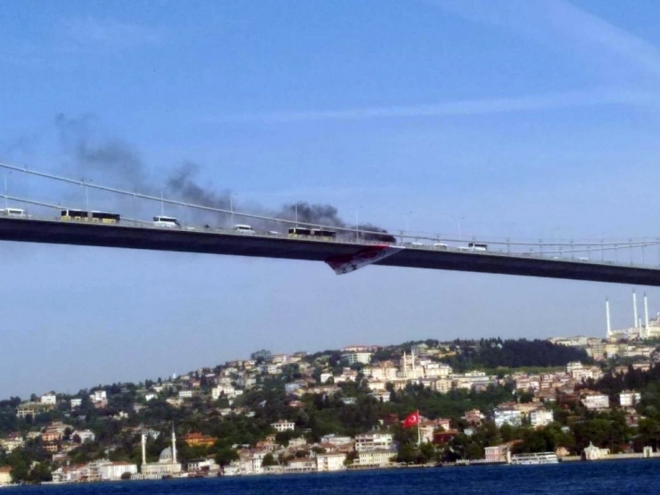 15 Temmuz Şehitler Köprüsü’nde Otomobilde Yangın Çıktı. Olay Yerine İtfaiye Ekipleri Sevk Edildi. Bölgede Trafik Yoğunluğu Oluştu.