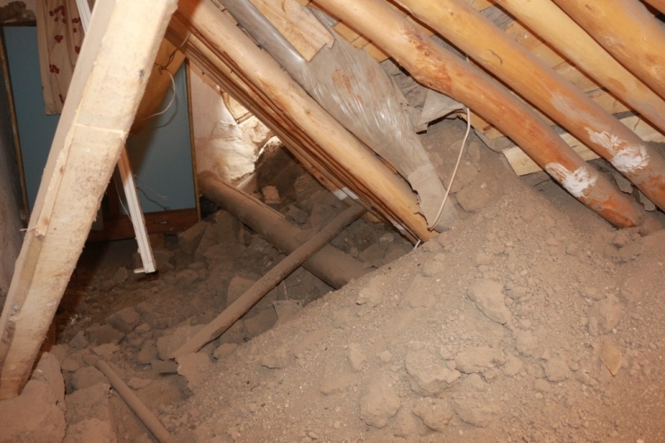 Evin Tavanı Çöktü: 5 Kişi Canını Zor Kurtardı