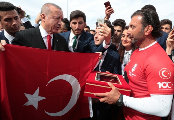 Bandırma Vapuru Rotasında Kürek Çektiler, Türk Bayrağını Cumhurbaşkanı Erdoğan’a Ulaştırdılar