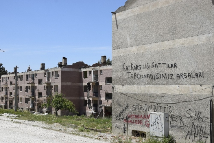 Burdur’da 48 Yıllık Deprem Evleri Yıkılmaya Başlandı