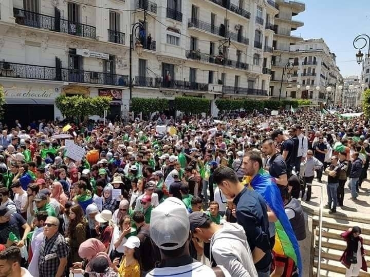 Cezayirli Öğrenciler Sokaklara Döküldü