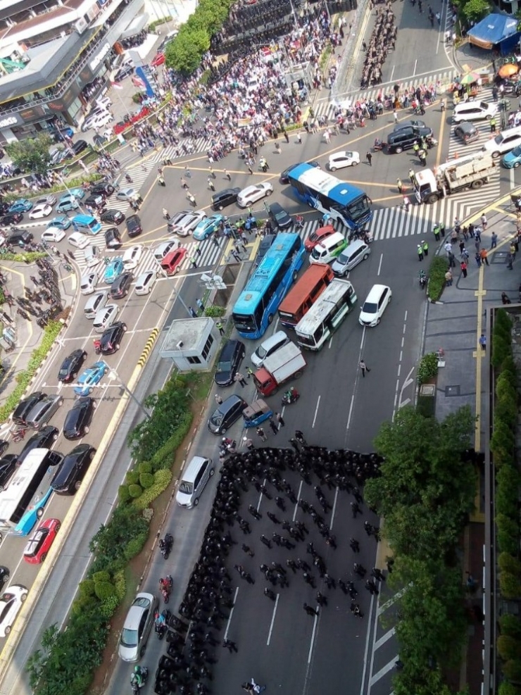 Endonezya’da Yüzlerce Kişi Protesto İçin Sokakta