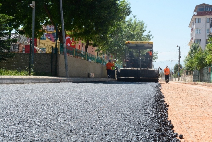 İzmit’te Yol Asfaltlama Çalışmaları Sürüyor