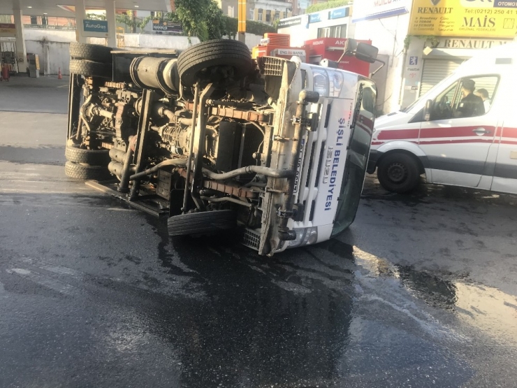 Beyoğlu’nda Belediyenin Temizlik Aracı Devrildi: 2 Yaralı