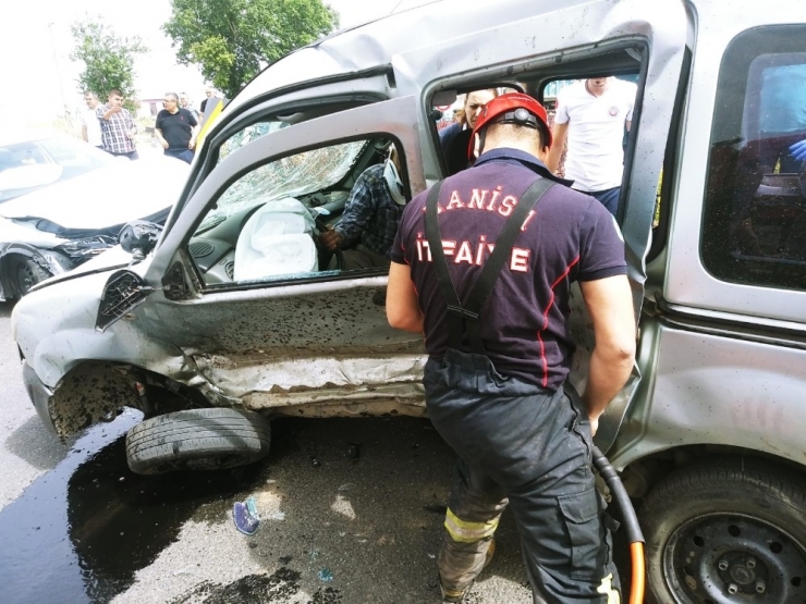 Manisa’da Trafik Kazası: Biri Ağır 2 Yaralı