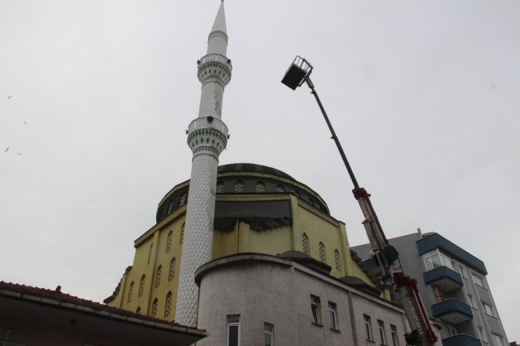 Cami Minaresini Boyarken Vinçte Mahsur Kaldılar