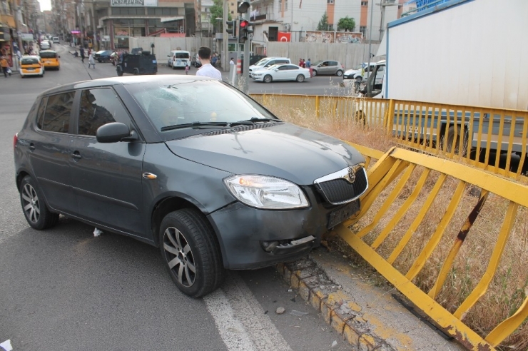 Kontrolden Çıkan Otomobil Korkuluklara Çarptı: 1 Yaralı