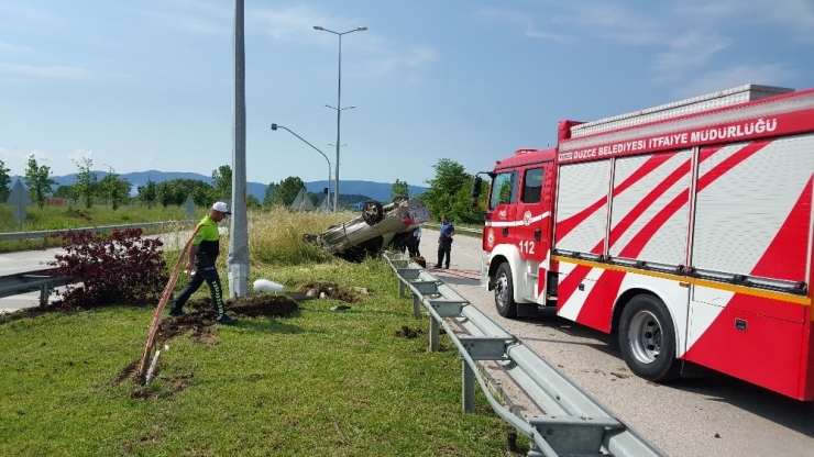 Takla Atan Otomobil Ağacı Ve Elektrik Direğine Çarparak Durabildi: 2 Yaralı
